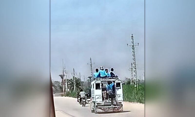 صورة تثير الجدل جنوب الأقصر.. طلاب يعتلون سطح سيارة أثناء عودتهم من المدرسة بين الضمان ومحطة أرمنت