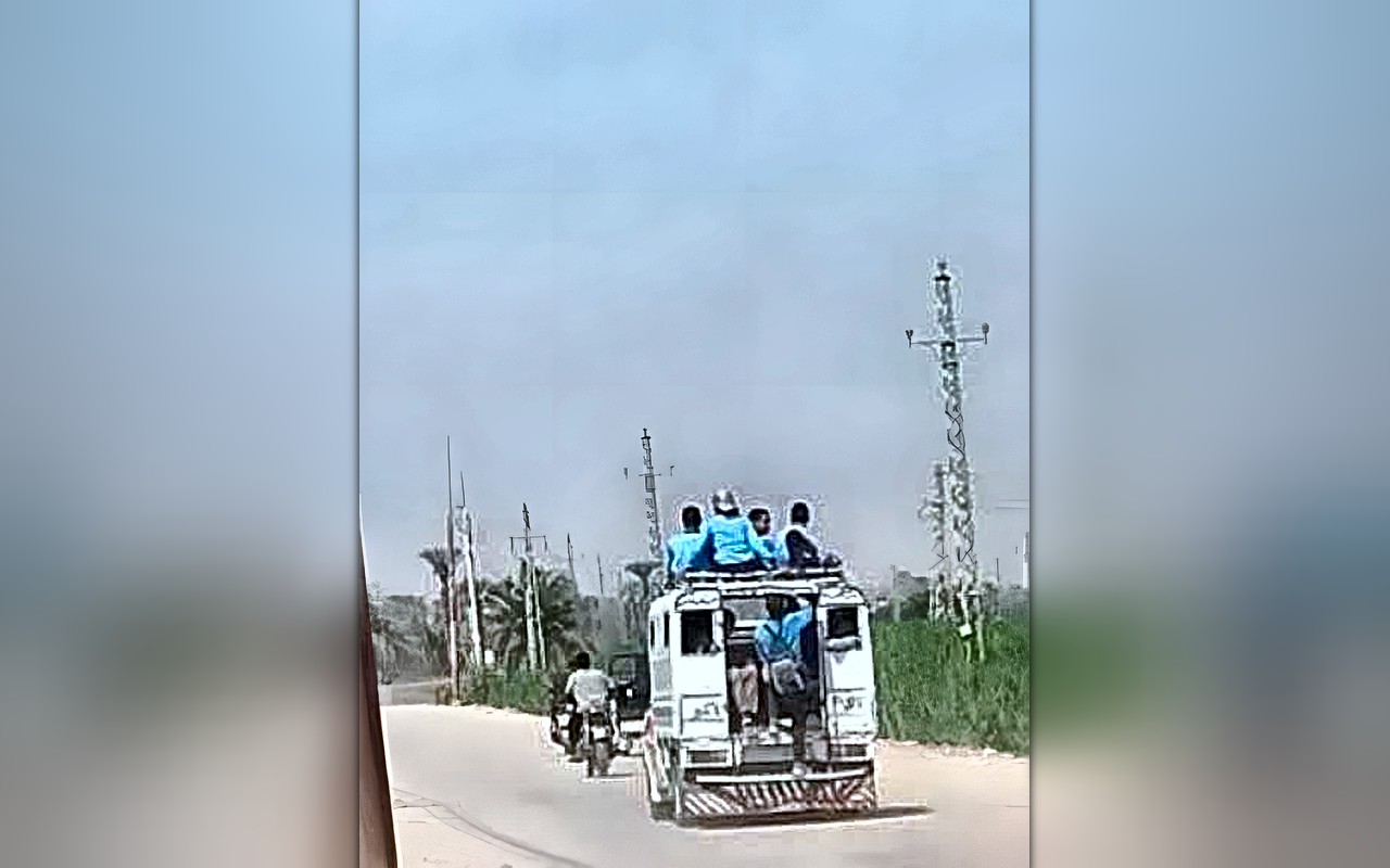 صورة تثير الجدل جنوب الأقصر.. طلاب يعتلون سطح سيارة أثناء عودتهم من المدرسة بين الضمان ومحطة أرمنت