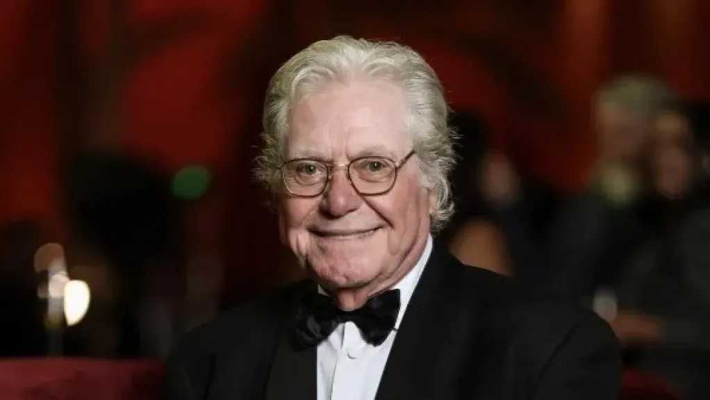 حسين فهمي يحسم الجدل حول بوستر مهرجان القاهرة السينمائي.. ماذا تمثل الصورة؟