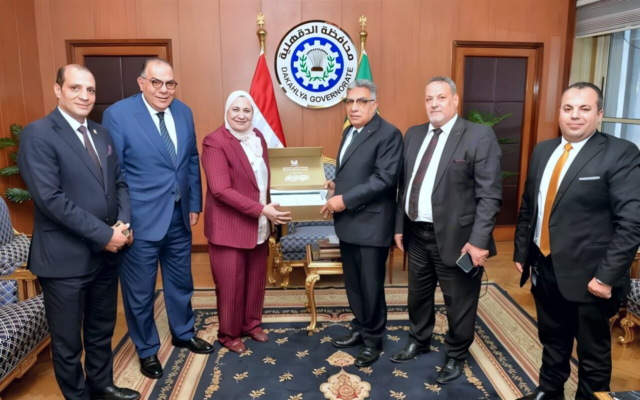 محافظ الدقهلية يستقبل وفد البنك الزراعي لتقديم مساعدات بـ900 ألف جنيه للأسر الأولى بالرعاية
