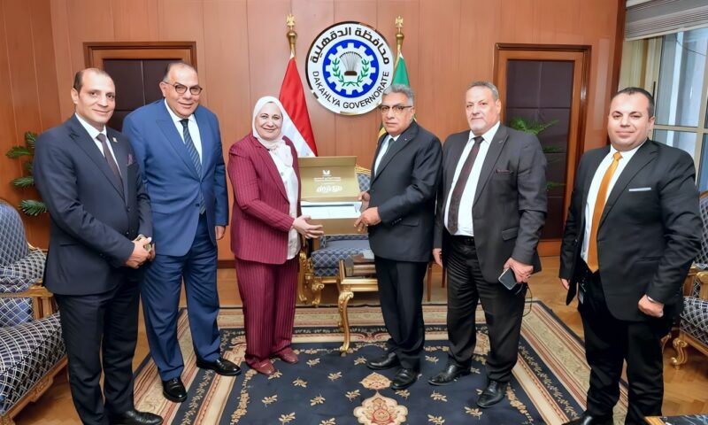 محافظ الدقهلية يستقبل وفد البنك الزراعي لتقديم مساعدات بـ900 ألف جنيه للأسر الأولى بالرعاية