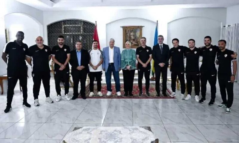 بعثة الزمالك تلبي دعوة سفيرة مصر في رواندا.. ودرع النادي وقميص الفريق هدايا تذكارية
