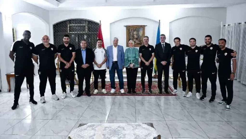 بعثة الزمالك تلبي دعوة سفيرة مصر في رواندا.. ودرع النادي وقميص الفريق هدايا تذكارية