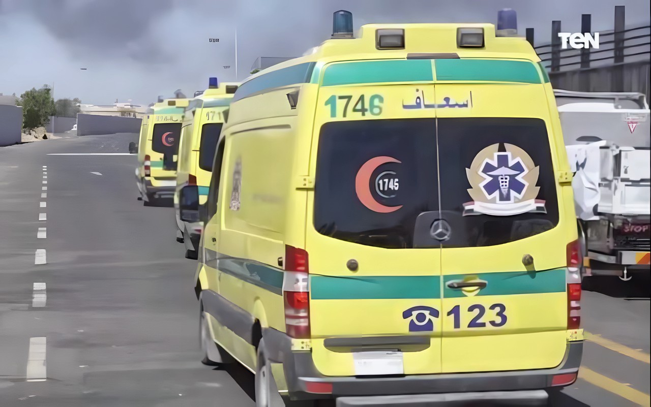 وفاة 9 أشخاص وإصابة 22 آخرين في تصادم سيارة عمالة مع ”نقل” على الطريق الأوسطي بأكتوبر