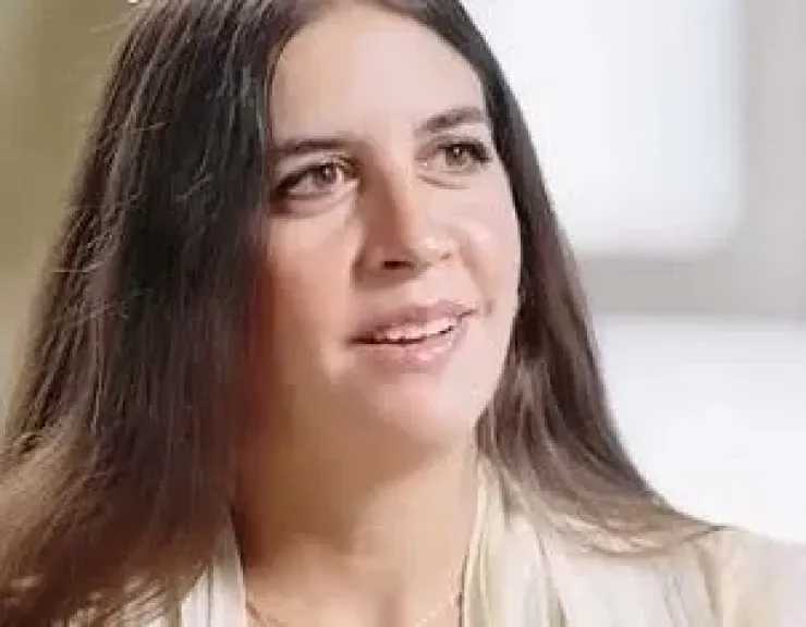 فرح الديباني تحقق حلم طفولتها بتجسيد شخصية داليدا في عرض مسرحي