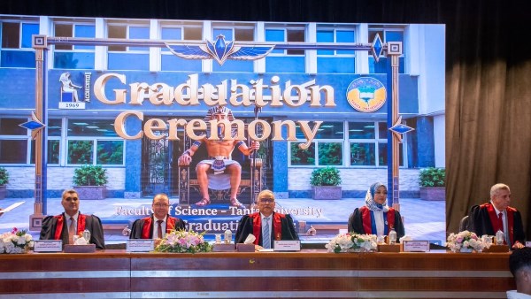 رئيس جامعة طنطا يشهد حفل تخرج الدفعة الـ ٥٤ من كلية العلوم.. صور