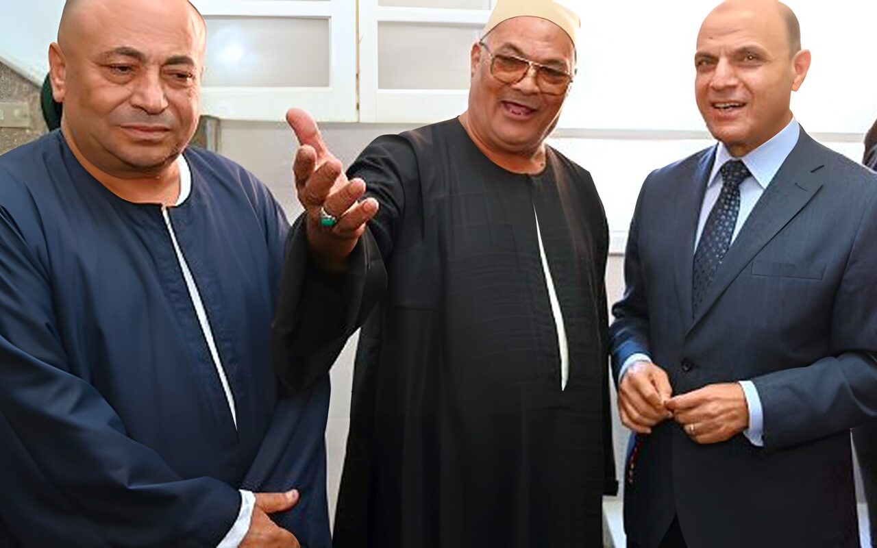 وسط أهالي قرية كفر الساحل.. محافظ الغربية يطمئن على الخدمات ويستمع لمطالب المواطنين