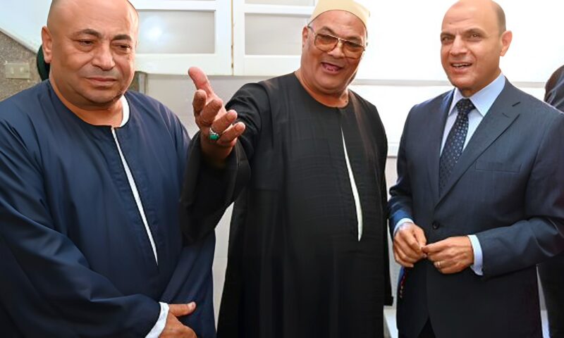 وسط أهالي قرية كفر الساحل.. محافظ الغربية يطمئن على الخدمات ويستمع لمطالب المواطنين