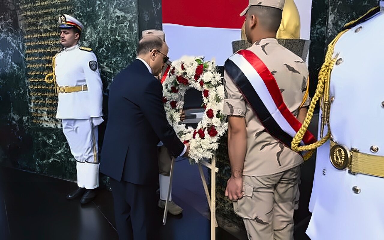 محافظ الغربية ومدير الأمن يضعان إكليل الزهور على النصب التذكاري لشهداء أكتوبر.. صور