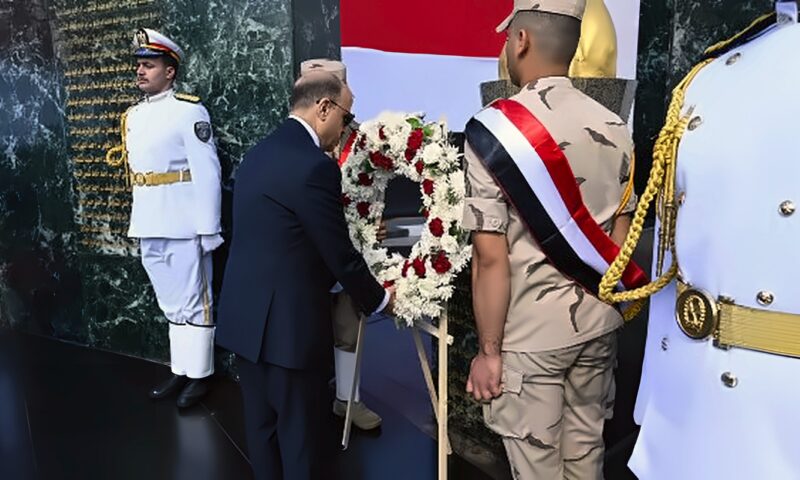 محافظ الغربية ومدير الأمن يضعان إكليل الزهور على النصب التذكاري لشهداء أكتوبر.. صور