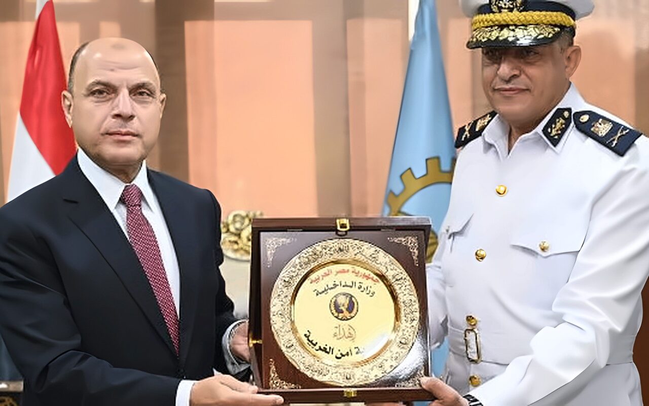 بمناسبة العيد القومي الـ228.. مدير أمن الغربية يهدي درعًا تذكاريًا للمحافظ