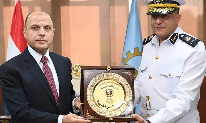 بمناسبة العيد القومي الـ228.. مدير أمن الغربية يهدي درعًا تذكاريًا للمحافظ