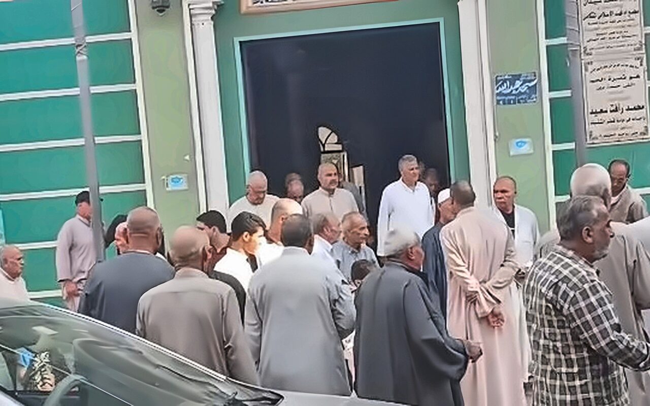 أهالي قرية كفر ديما بالغربية يشيعون جثمان الأم ضحية نجلها في جنازة مهيبة .. صور
