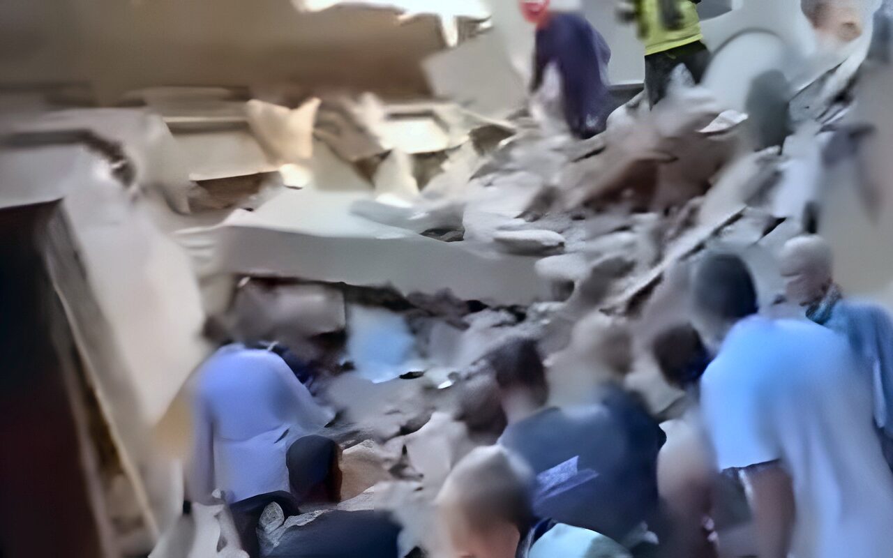محافظ الغربية يوجه نائبه بالدفع بقوات الإنقاذ لانتشال جثمان صاحب عقار سكني منهار بالمحلة ..صور