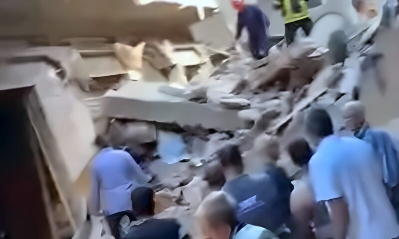 محافظ الغربية يوجه نائبه بالدفع بقوات الإنقاذ لانتشال جثمان صاحب عقار سكني منهار بالمحلة ..صور