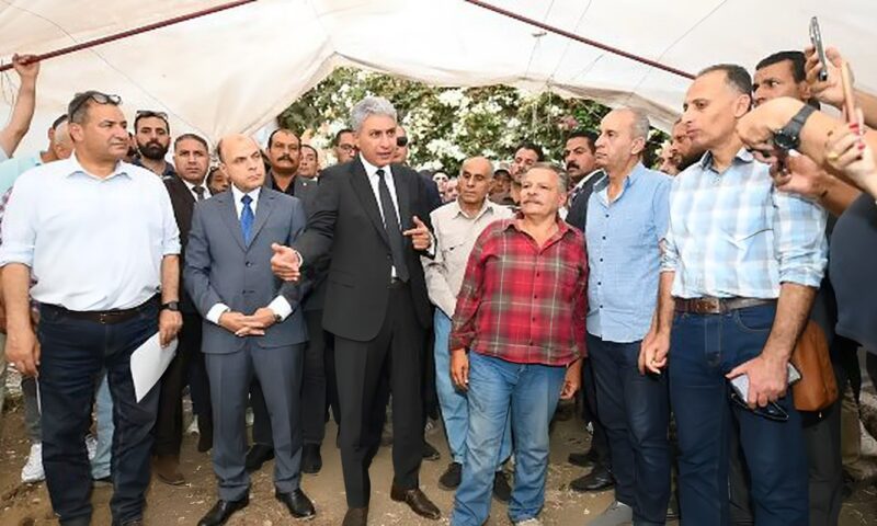 وزير السياحة والآثار ومحافظ الغربية يكرمان خالد الشحات خليل بقرية بهبيت الحجارة.. والوزير يهديه وزوجته شهادة تكريم ورحلة عمرة