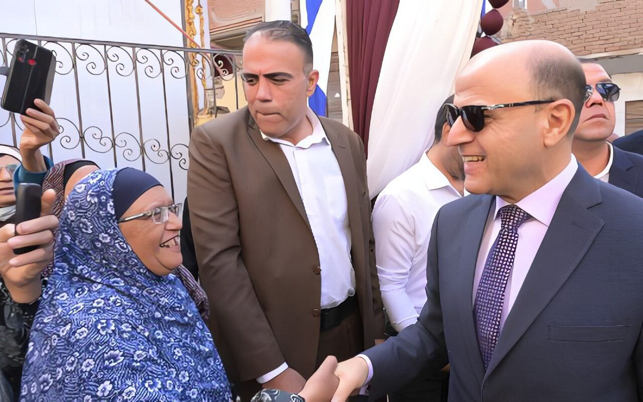 محافظ الغربية يستمع لمطالب أهالي قرية محلة روح بطنطا ويوجه بسرعة فحص الشكاوى