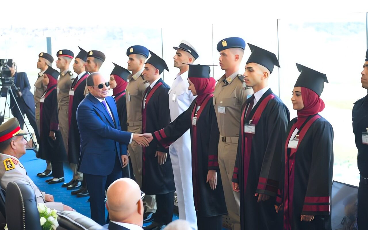 بعد تكريمها من الرئيس السيسي.. رئيس جامعة طنطا يهنئ ندا المصري الأولى على دفعة الصيدلة