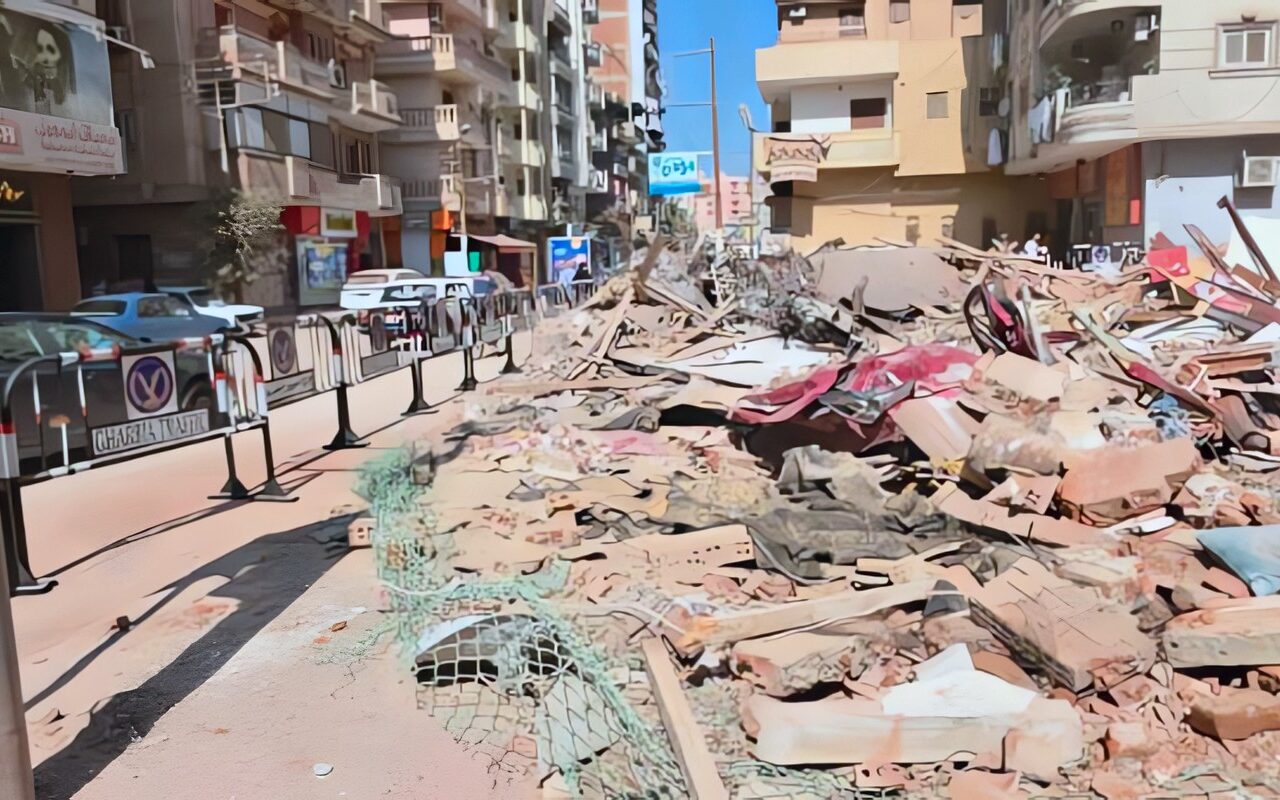 التفاصيل الكاملة| انهيار منزل ثان مجاور لعقار طنطا المنهار.. الأهالي يستغيثون: “شقي عمرنا راح بسبب مقاول فاسد” ..صور