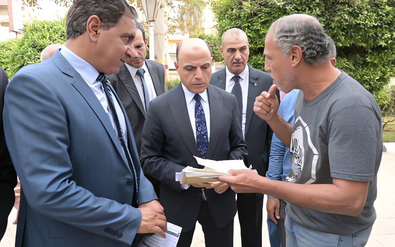 محافظ الغربية يستمع لشكاوى المواطنين ويتابع طلباتهم ويوجه بسرعة حل مشكلاتهم