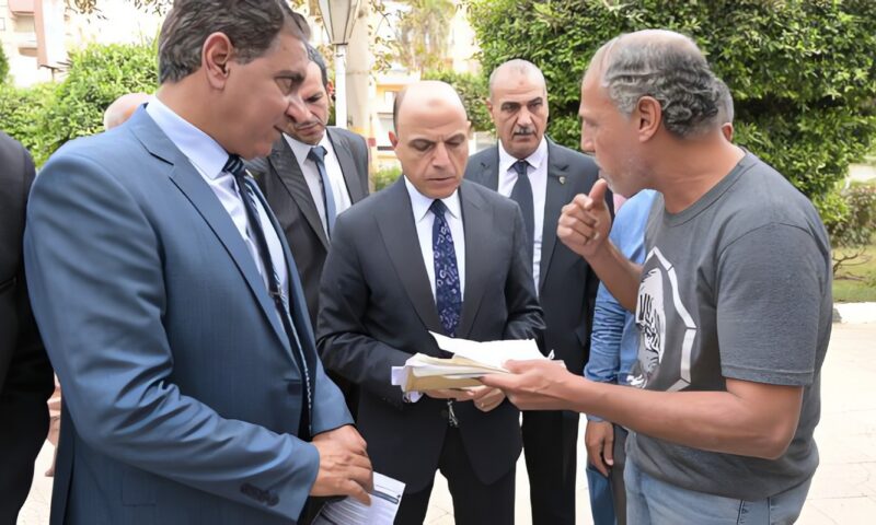 محافظ الغربية يستمع لشكاوى المواطنين ويتابع طلباتهم ويوجه بسرعة حل مشكلاتهم