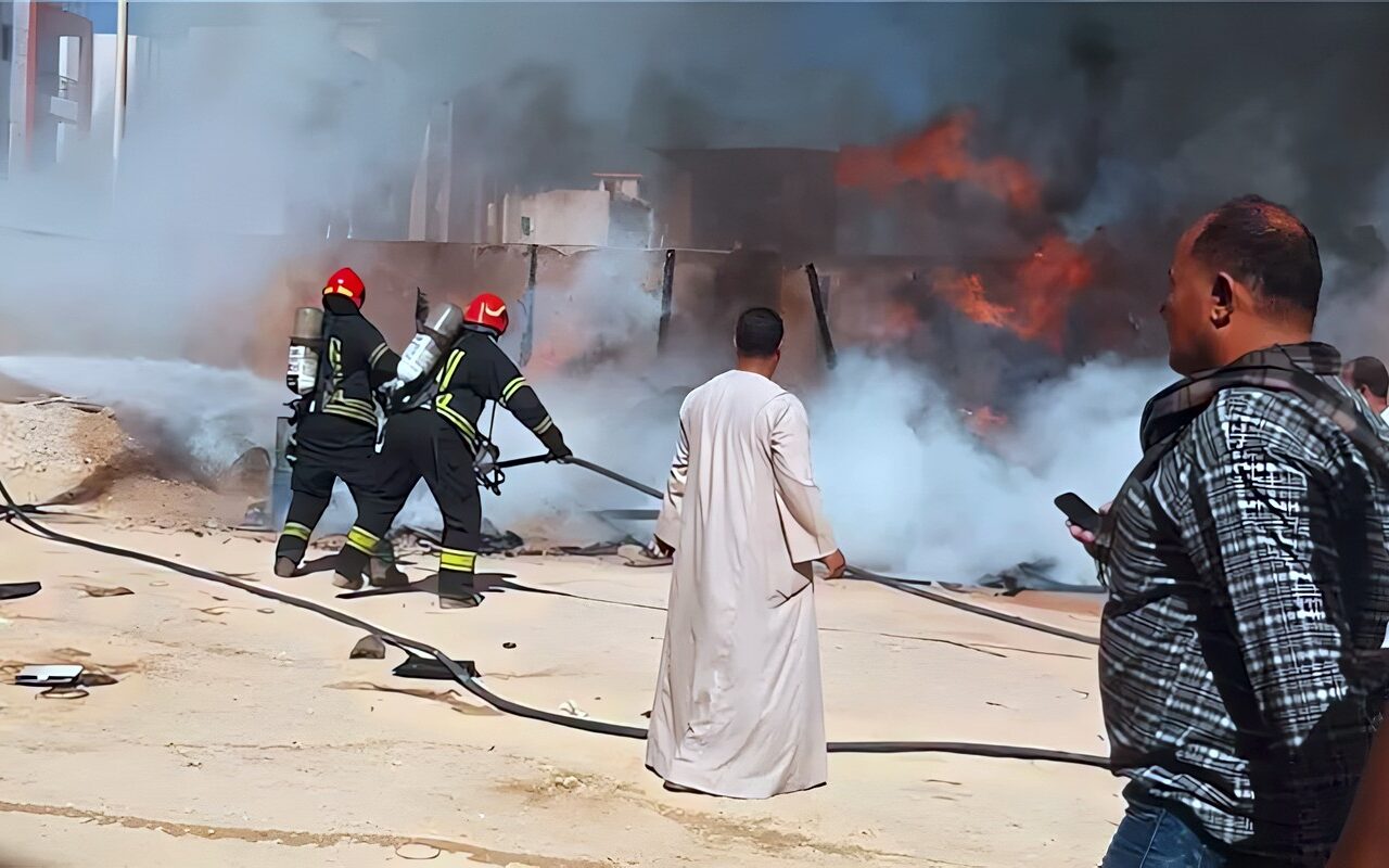 إخماد حريق بمنطقة البداري في الغردقة واتخاذ الإجراءات القانونية ضد مركب يشغل الطريق العام