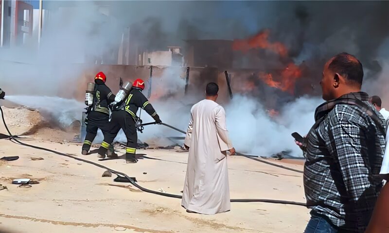 إخماد حريق بمنطقة البداري في الغردقة واتخاذ الإجراءات القانونية ضد مركب يشغل الطريق العام