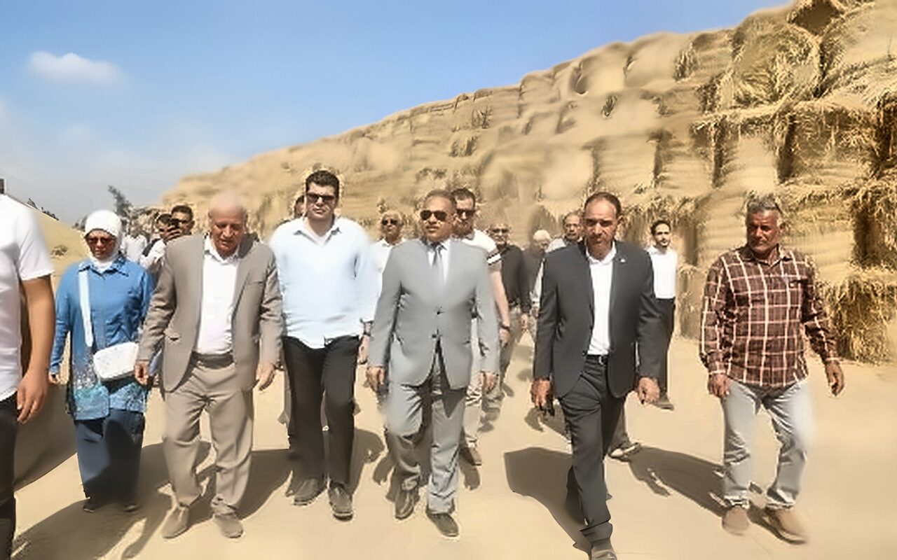 محافظ الشرقية يتفقد موقعا لتجميع قش الأرز بقرية الجوسق ببلبيس