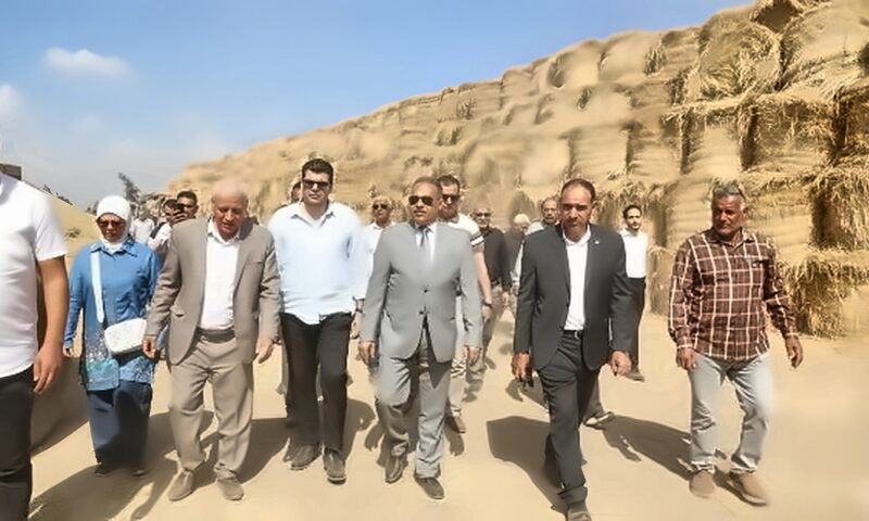 محافظ الشرقية يتفقد موقعا لتجميع قش الأرز بقرية الجوسق ببلبيس