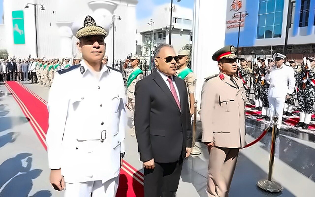 محافظ الشرقية يضع إكليلا من الزهور على النصب التذكاري للشهداء بالزقازيق