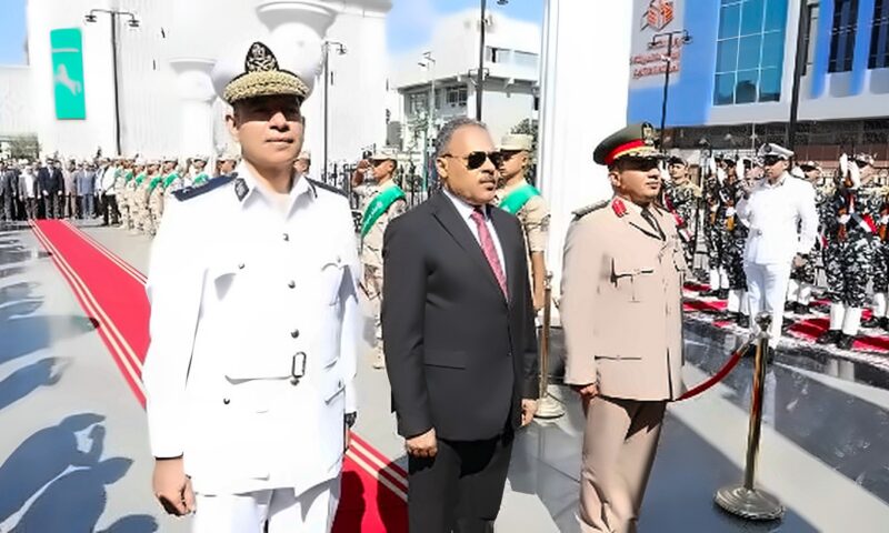 محافظ الشرقية يضع إكليلا من الزهور على النصب التذكاري للشهداء بالزقازيق