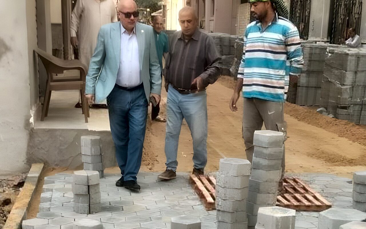 استكمال أعمال التطوير ورفع كفاءة الشوارع الداخلية بتركيب بلاط الإنترلوك بمركز الحسينية بالشرقية