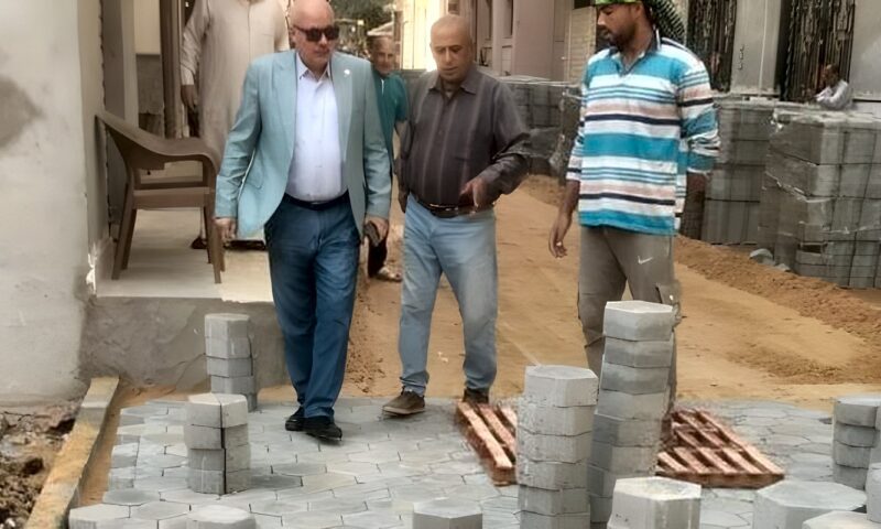 استكمال أعمال التطوير ورفع كفاءة الشوارع الداخلية بتركيب بلاط الإنترلوك بمركز الحسينية بالشرقية