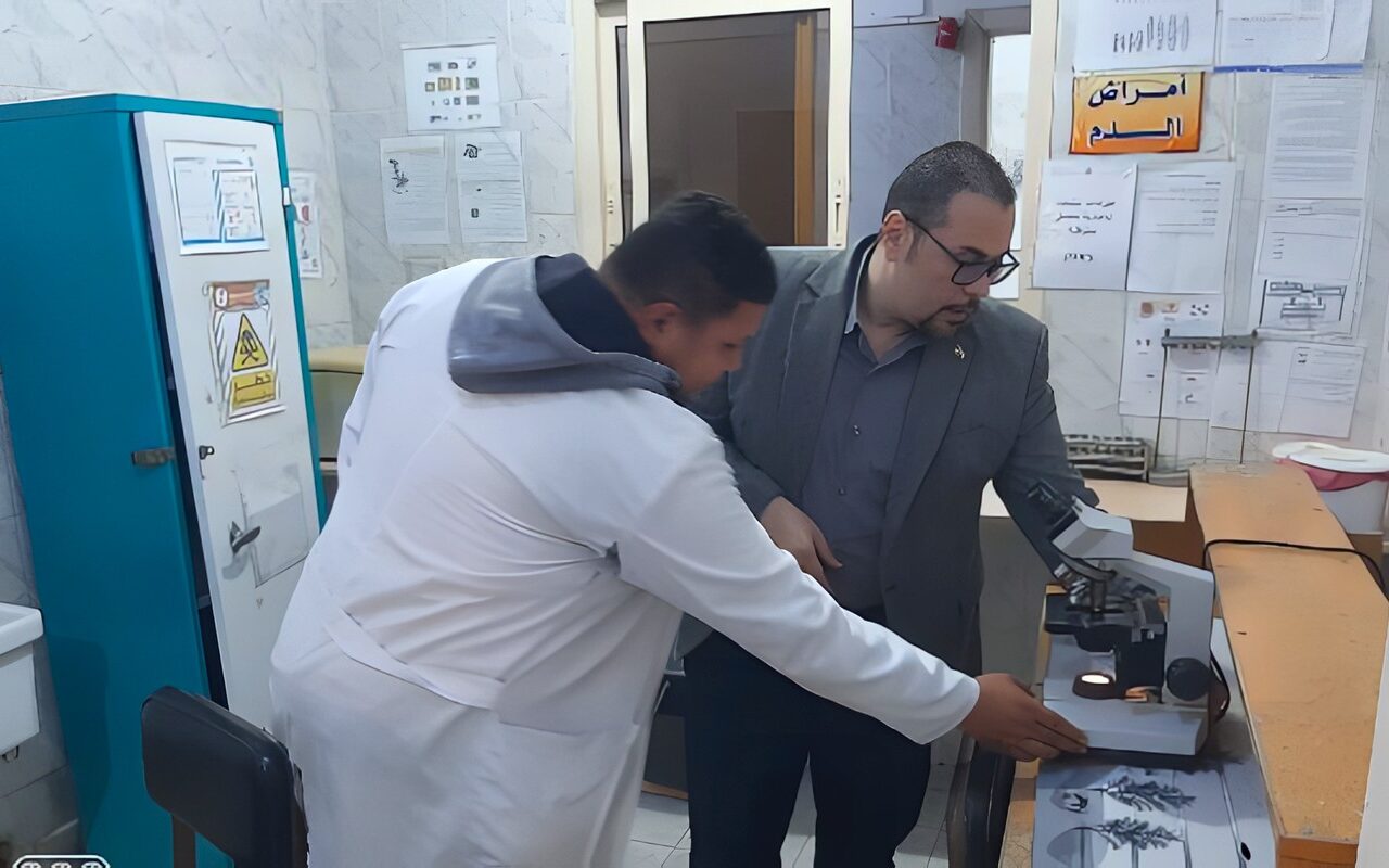 وكيل صحة الشرقية يوجه بتغيير مديرة المركز الطبي ويشيد بأداء فريق وحدة أم رماد بالقنايات