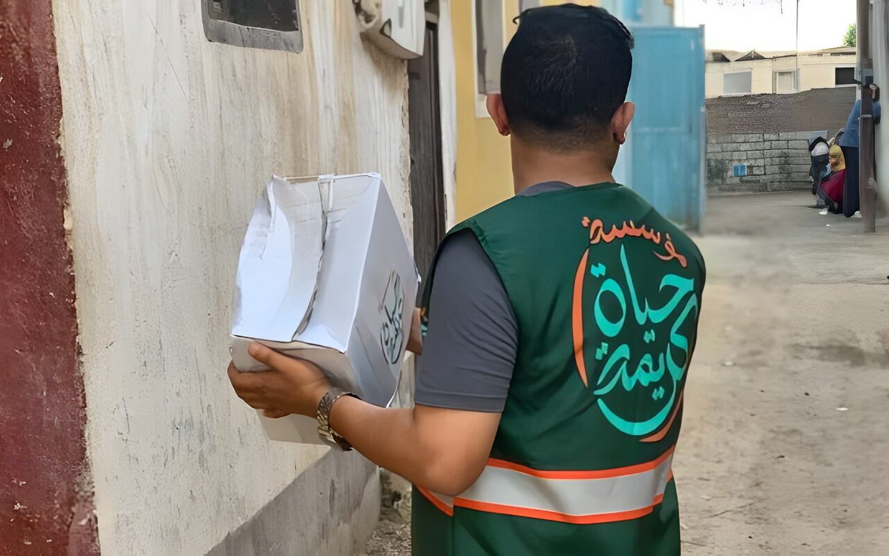 حياة كريمة توزع 5 آلاف صندوق حماية مجتمعية على الأسر الأولى بالرعاية في الشرقية