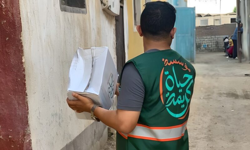 حياة كريمة توزع 5 آلاف صندوق حماية مجتمعية على الأسر الأولى بالرعاية في الشرقية