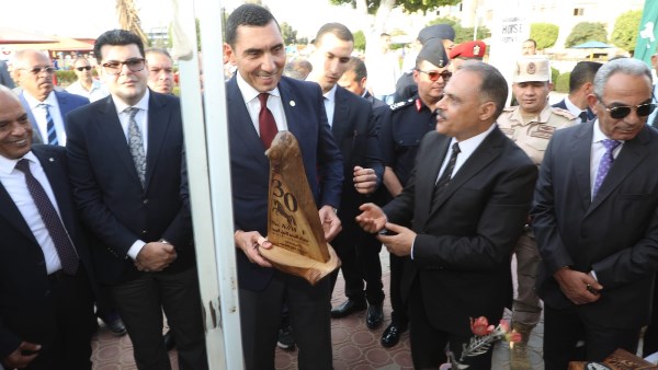 محافظ الشرقية يفتتح معرضي أيادي مصر للحرف اليدوية والفنون التشكيلية