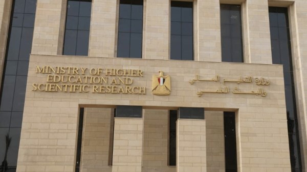 تعقيبًا على نقيب الأطباء.. التعليم العالي: لم يحدث أبدًا أن دخل طالب أدبي كلية طب