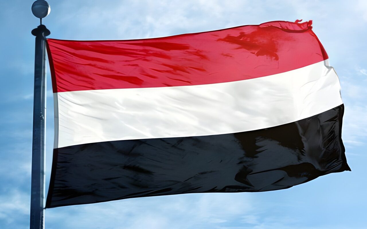 مستشار وزير الإعلام اليمني: استهداف مطار عدن بالصواريخ محاولة لعزل البلاد عن العالم