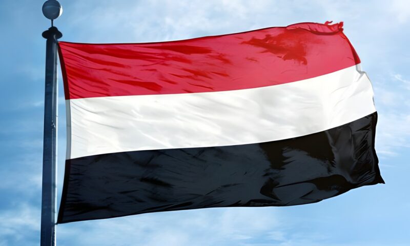 مستشار وزير الإعلام اليمني: استهداف مطار عدن بالصواريخ محاولة لعزل البلاد عن العالم