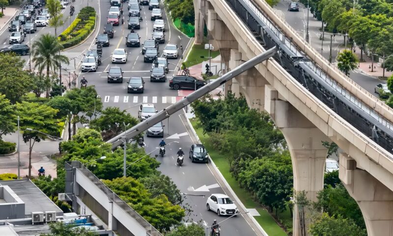 مقطع مرعب، لحظة اصطدام مونوريل برافعة إنشاء عملاقة بالبرازيل وسقوطها وسط شارع مزدحم (فيديو)