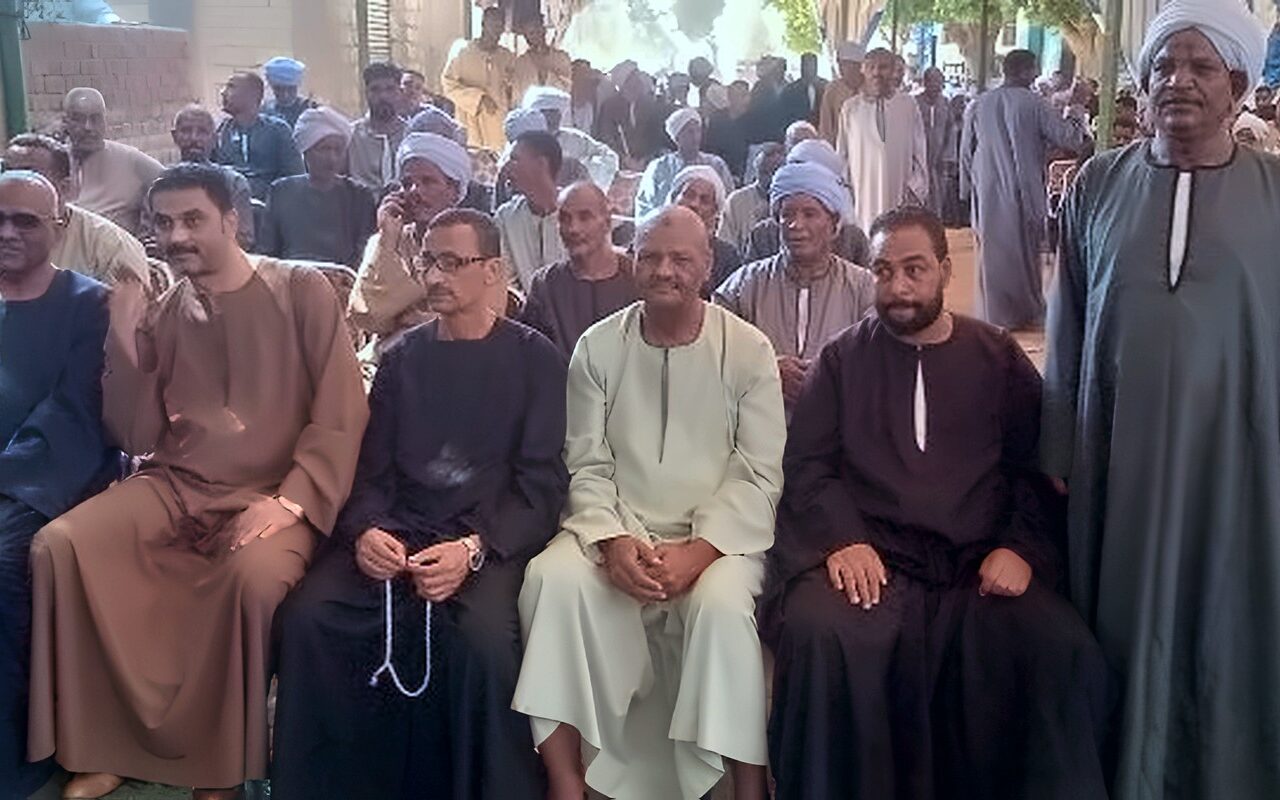 التسامح ينهي النزاع في الأقصر.. تفاصيل إنهاء خصومة ثأرية بين أبناء عمومة بقرية أبو زعفة | صور