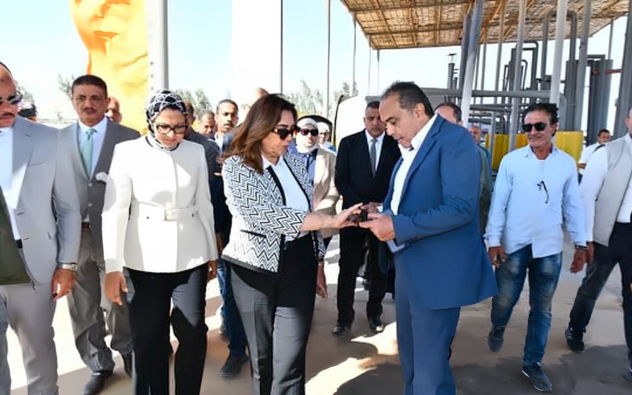 وزيرة التنمية المحلية تختتم جولتها بالوادي الجديد بتفقد مصنع تدوير المخلفات