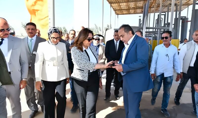 وزيرة التنمية المحلية تختتم جولتها بالوادي الجديد بتفقد مصنع تدوير المخلفات