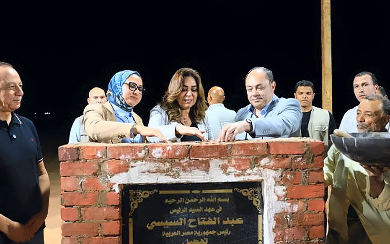 وزيرة التنمية المحلية ومحافظ الوادي الجديد يضعان حجر الأساس لمجمع التمور بالداخلة