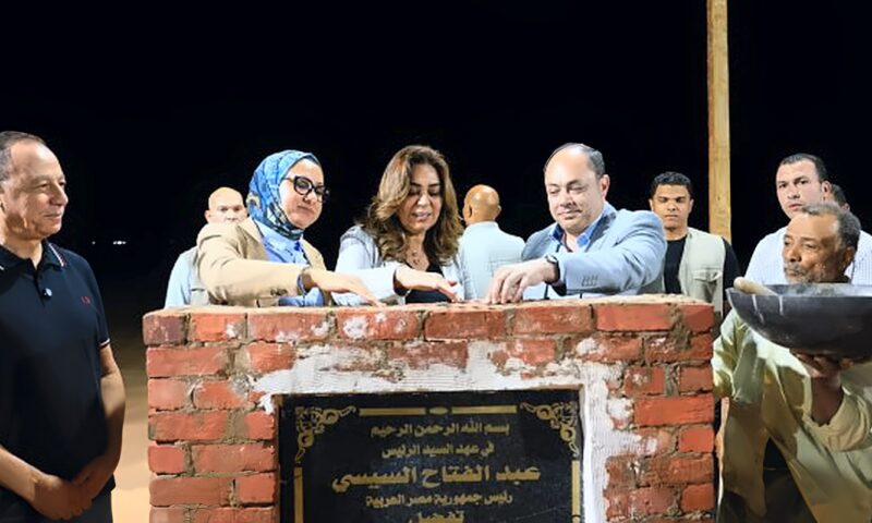 وزيرة التنمية المحلية ومحافظ الوادي الجديد يضعان حجر الأساس لمجمع التمور بالداخلة