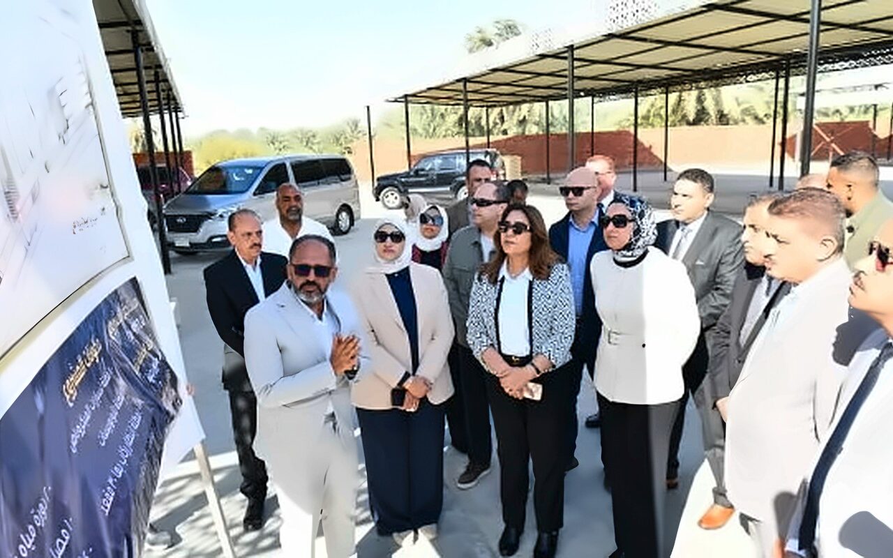 وزيرة التنمية المحلية ومحافظ الوادي الجديد تتفقدان تطوير موقف الخارجة ورصف حي المجاهدين