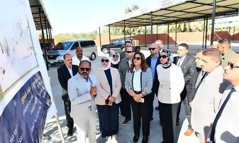 وزيرة التنمية المحلية ومحافظ الوادي الجديد تتفقدان تطوير موقف الخارجة ورصف حي المجاهدين
