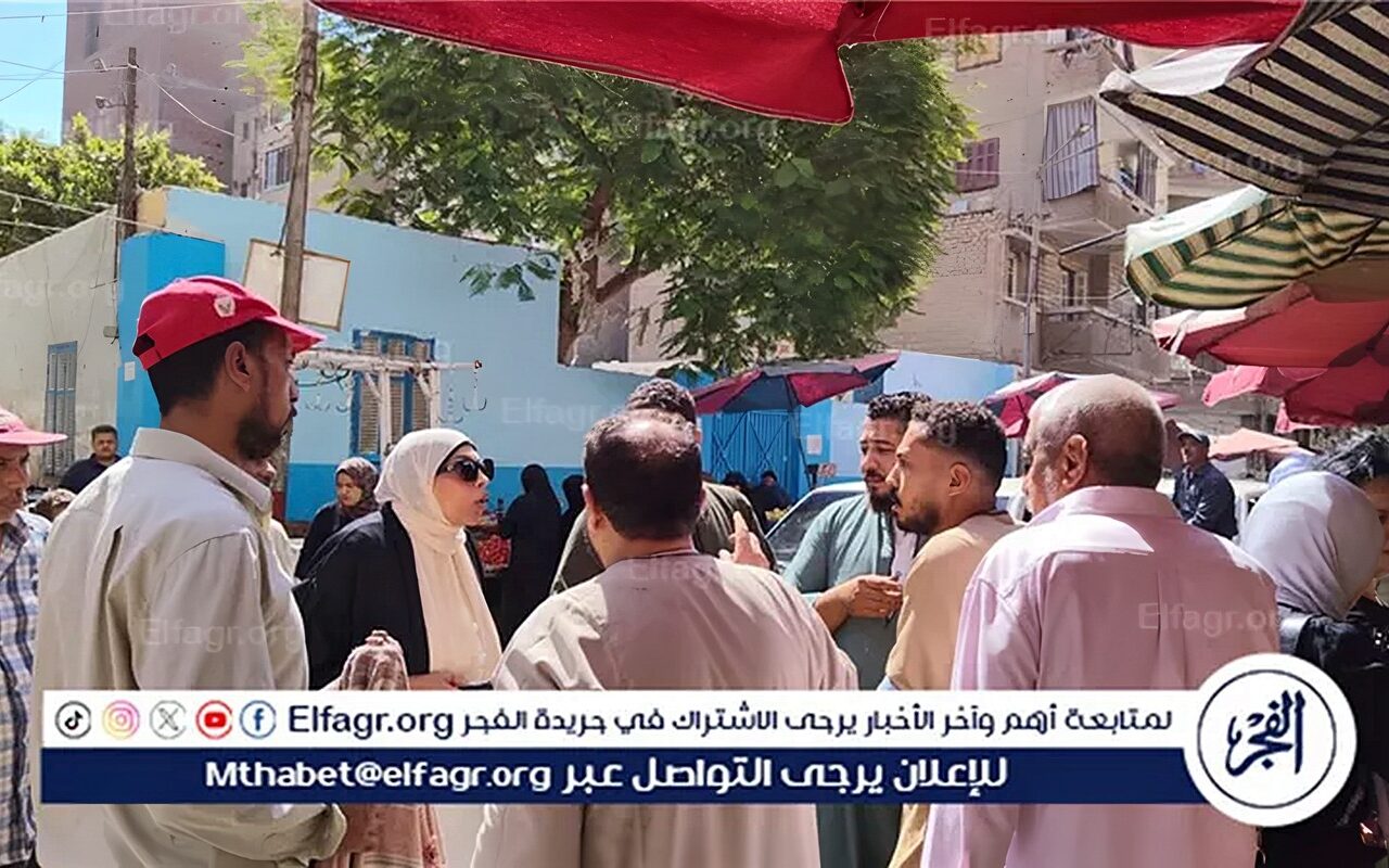 إزالة 27 حالة تعدي وتشميع 4 محلات وإنذار 12 آخرين لتوفيق أوضاعهم بحي شرق أسيوط