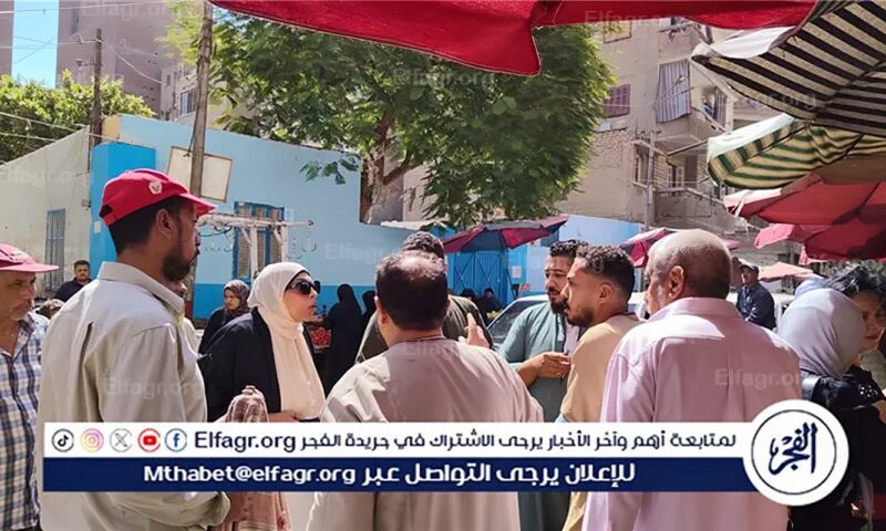 إزالة 27 حالة تعدي وتشميع 4 محلات وإنذار 12 آخرين لتوفيق أوضاعهم بحي شرق أسيوط